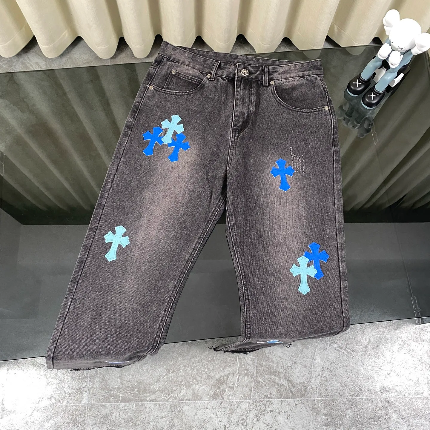 🅿️240 Chrome Heart classic multi-color laser cross patchwork leather jeans. The pants are made of top-notch heavy-duty washing technology, and every detail shows ingenuity. The calfskin is laser-cut to make a delicate cross, which is both a tactile and visual enjoyment. Paired with aged silver hardware, it is retro, high-end and full of texture. The straight-cut upper body turns into "chopstick legs" in an instant, easily modifying the shape of the legs. It can be controlled by any body shape and has a full sense of luxury.  This is a carefully crafted high-end version, the quality far exceeds that of street currency, and the details can stand the scrutiny of a magnifying glass. Although the price is close to the people, the quality is completely in line with the big brands, and it is easy to follow the trend.  Classic black, low-key and versatile. Pair it with simple T-shirts and personalized shirts to easily create a fashionable look. Whether you are going out daily or attending events, you can be the center of attention.  Color: black Size: S M L XL 28 30 32 34